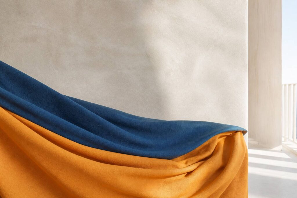 Drapé sobre de tissus bleu et jaune sur fond clair