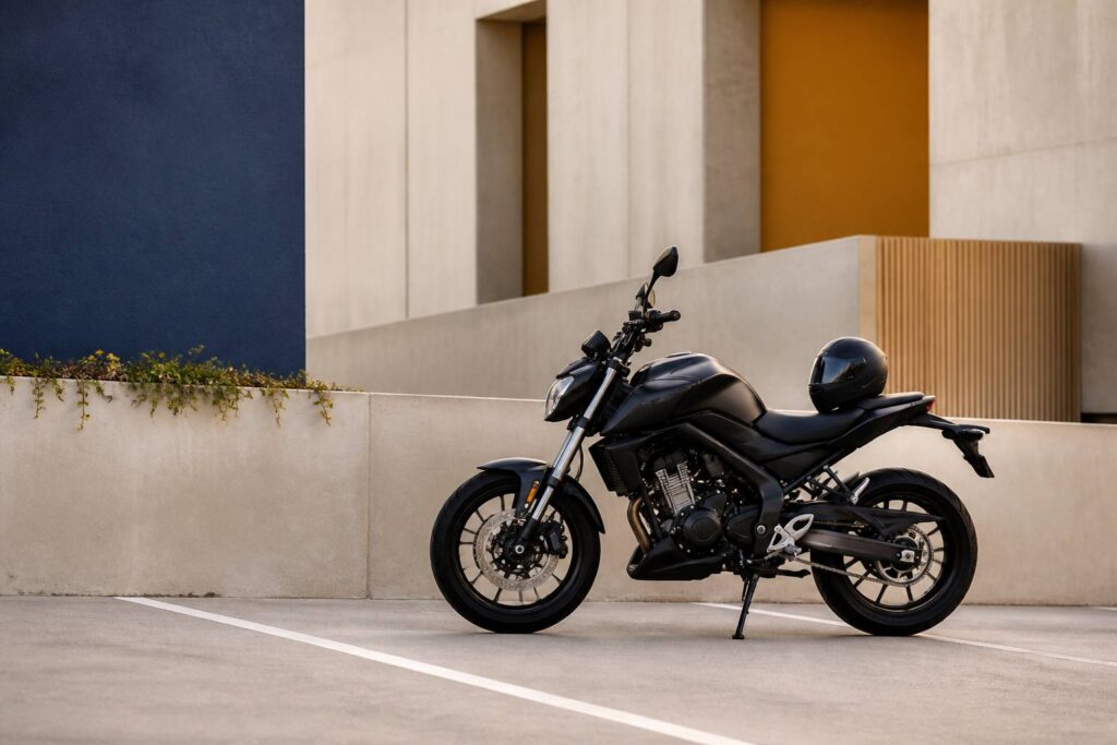 Moto naked 125 garée avec un casque posé sur la selle