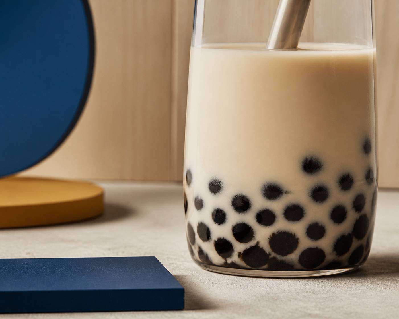 Perles de tapioca au fond d'un verre de bubble tea