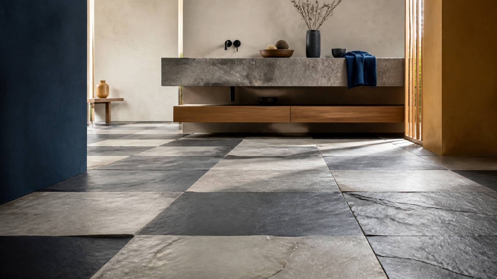 Pavimento in ardesia con lavabo moderno in pietra
