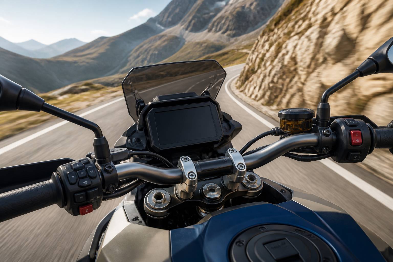 Tableau de bord et guidon d'une moto adventure