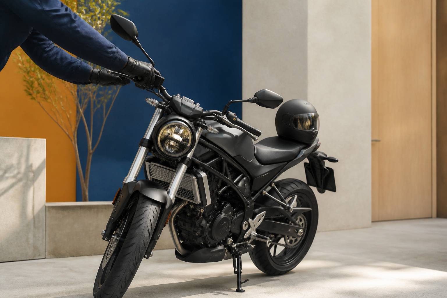 Mains gantées vérifiant les commandes d'une moto 125