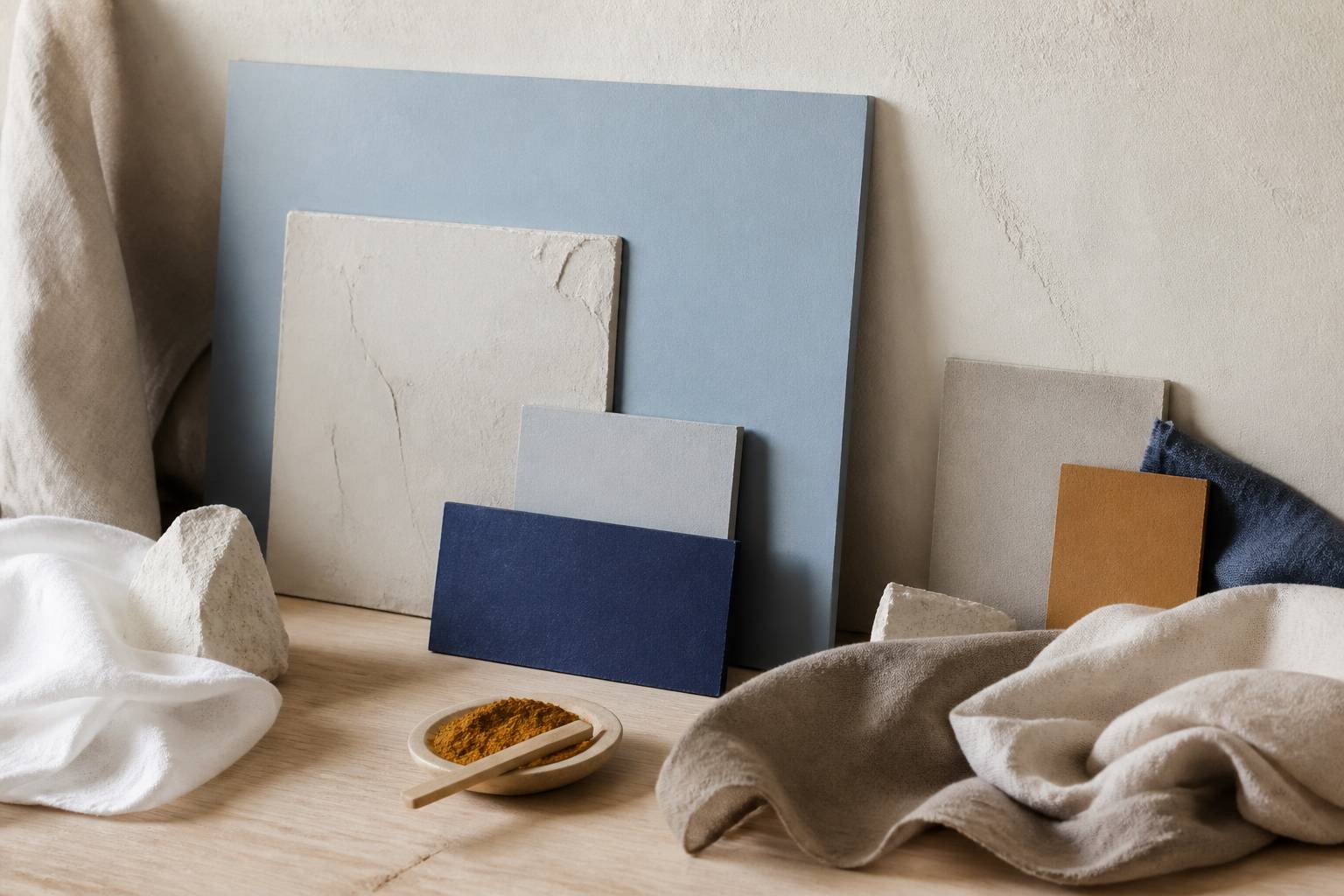 Échantillons de peinture bleu sucre avec tissus blanc chaud et tortora