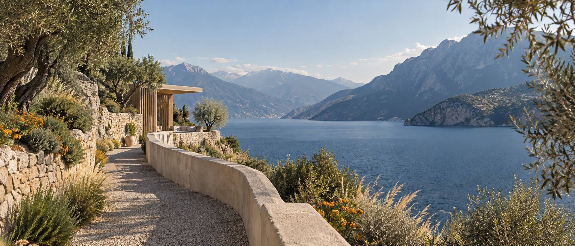 Lac alpin bordé de montagnes avec jardin de villa historique et balustrade de pierre au matin